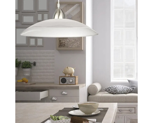 Biela závesná lampa nad kuchynským stolom