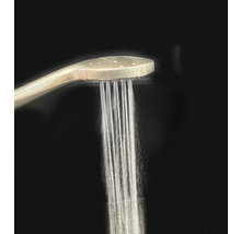 Ručná sprcha s tečúcou vodou