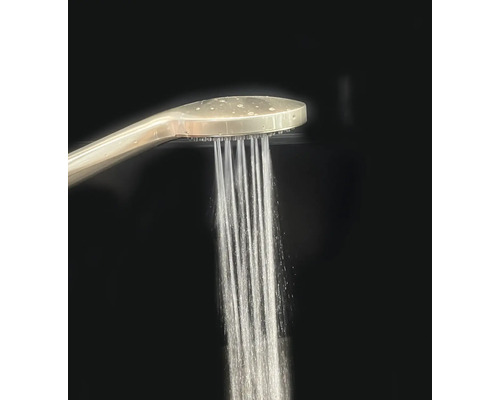 Ručná sprcha s tečúcou vodou