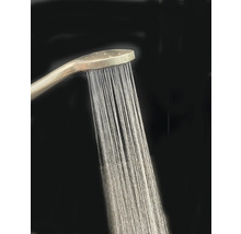 Ručná sprcha s tečúcou vodou