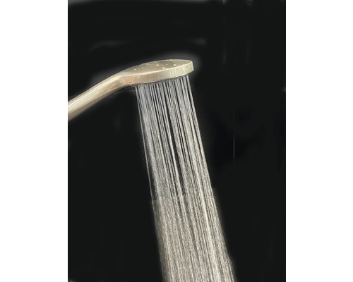 Ručná sprcha s tečúcou vodou