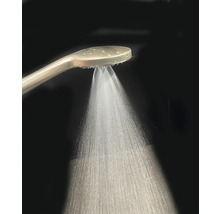 Ručná sprcha s tečúcou vodou