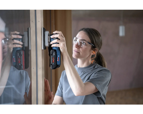 Žena brúsi drevo pomocou akumulátorovej multifunkčnej brúsky Bosch