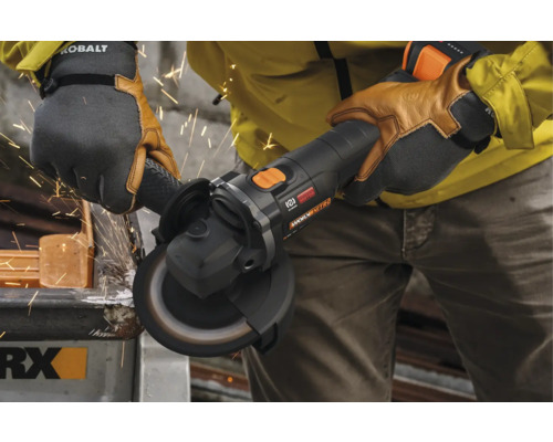 Osoba používa uhlovú brúsku na rezanie kovu, pričom lietajú iskry.