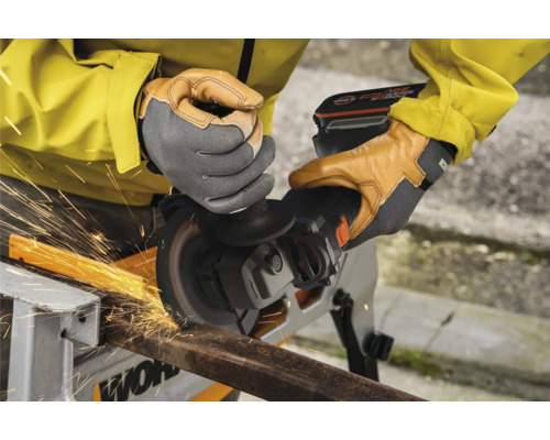 Osoba používa akumulátorovú uhlovú brúsku na rezanie kovu, pričom vznikajú iskry.