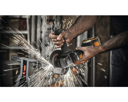 Osoba používa akumulátorovú uhlovú brúsku na rezanie kovu, pričom lietajú iskry.