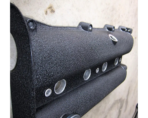 Kovové sacie potrubie s niekoľkými otvormi