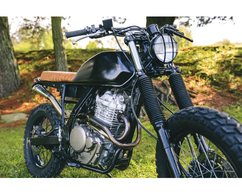 Motocykel s koženým sedadlom a svetlometom vonku