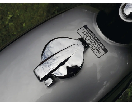 Motocyklová nádrž s viečkom a nálepkou s pripomenutím bezpečnosti