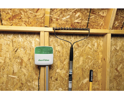 Logo Rain Bird, riadiaca jednotka ARCO na zavlažovanie s hrabľami a záhradným náradím