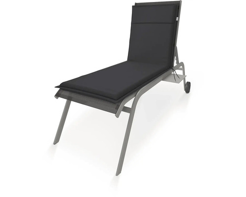 Lehátko so sivým polstrovaním a kolieskami