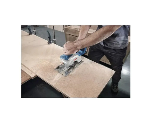 Akumulátorová ručná okružná píla sa používa na rezanie drevenej dosky