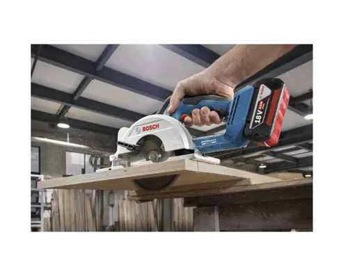 Akumulátorová kotúčová píla reže kus dreva