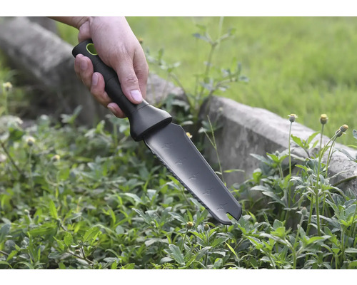 Ruka drží záhradný nôž na pletie buriny.