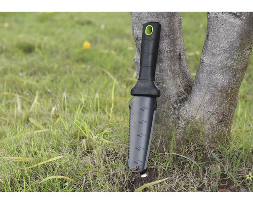 Záhradné náradie s rukoväťou a meracou stupnicou opreté o strom