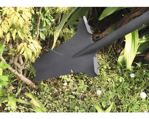 Záhradný rýľ so zubami píly v záhrade.