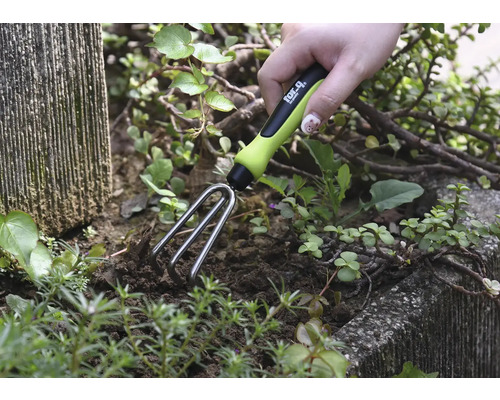 Záhradná motyka používaná v záhone s rastlinami