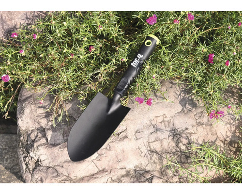 Kovová záhradná lopatka s plastovou rukoväťou na kameni