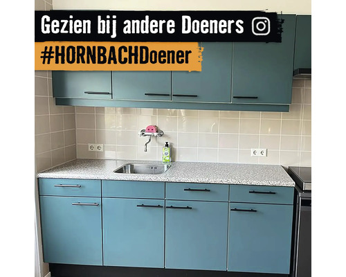 Kuchynská linka s umývadlom, pracovnou doskou a závesnými skrinkami vo svetlej miestnosti