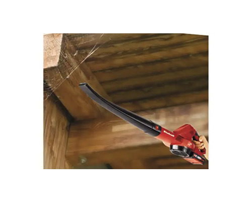 Akumulátorový fúkač lístia Einhell v akcii proti pavučinám v drevenom dome