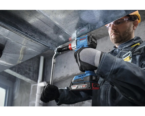 Remeselník upevňuje súčiastku pomocou akumulátorového rázového uťahováka Bosch.