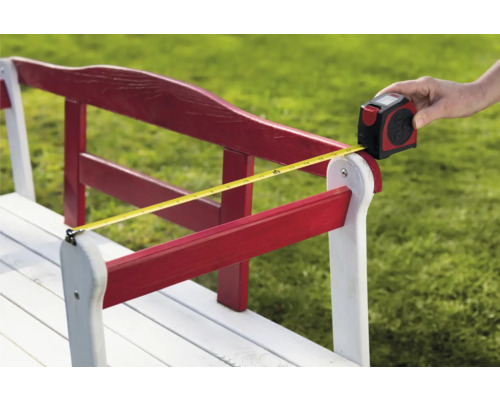 Lavička sa meria pomocou meracieho prístroja.