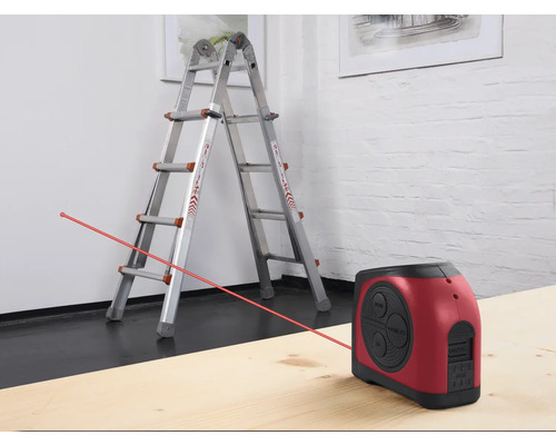 Hliníkový viacúčelový rebrík a líniový laser na drevenom povrchu