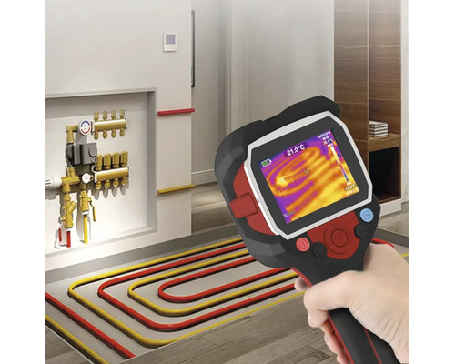 Ruka s termokamerou na meranie teploty podlahového kúrenia