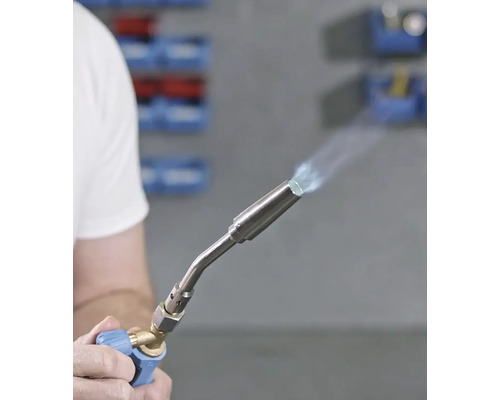 Ruka držiaca horák s plameňom.