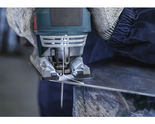 Priamočiara píla reže kov