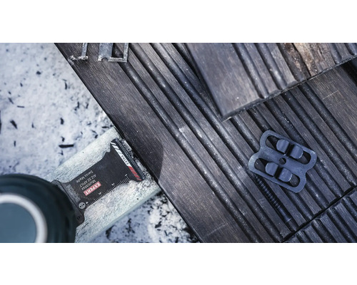 Logo Bosch. Detailný záber multifunkčného nástroja skracujúceho terasové dosky.
