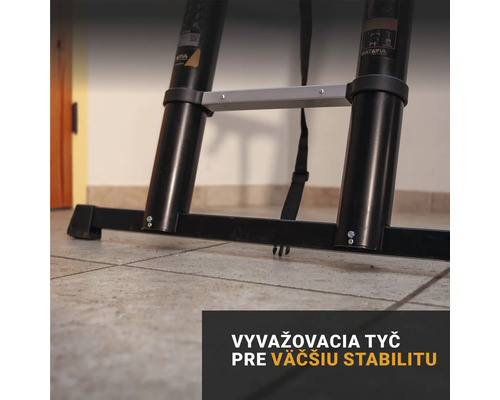 Detailný pohľad na rebrík so stabilizačnou tyčou pre väčšiu stabilitu.