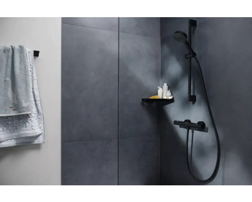 Kúpeľňa so sprchou, poličkou a uterákom