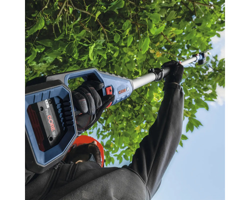 Akumulátorová tyčová píla pri strihaní konárov stromov