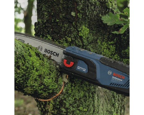 Logo spoločnosti Bosch. Akumulátorová reťazová píla Bosch prerezáva konár pokrytý machom.