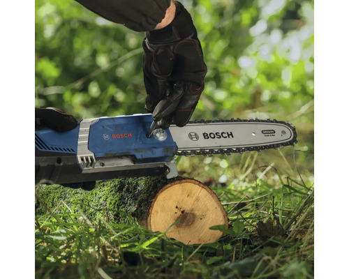 Akumulátorová reťazová píla Bosch v prevádzke pri rezaní kmeňa stromu