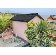 Pohľad do záhrady s kôlňou, rastlinami a posedením