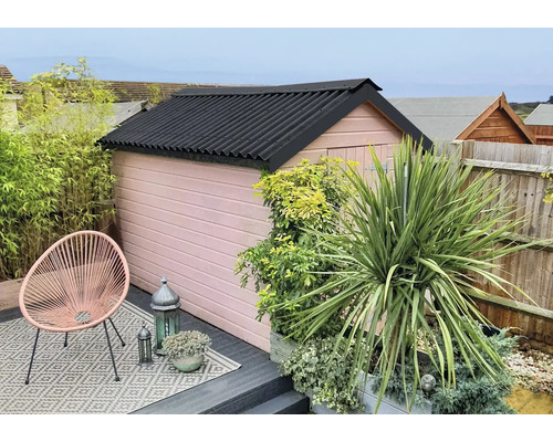 Pohľad do záhrady s kôlňou, rastlinami a posedením