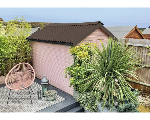 Scéna so záhradným domčekom s vlnitou plechovou strechou, stoličkou a rastlinami.