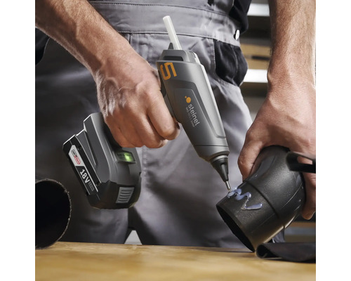 Akumulátorová lepiaca pištoľ sa používa na lepenie čiernej rúrky