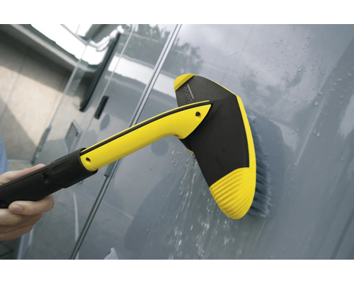 Kefa na umývanie vozidiel s teleskopickou tyčou pri práci