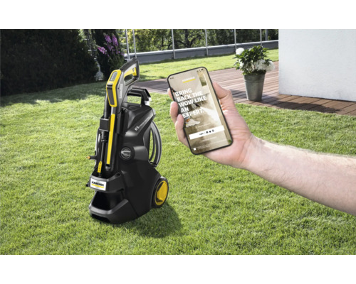 Vysokotlakový čistič Kärcher K5 s aplikáciou pre smartfóny na trávniku