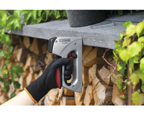 Ruka používa sponkovačku J.C. SCHWARZ na upevnenie sponiek.