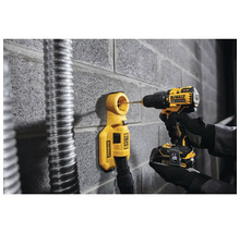 Akumulátorová vŕtačka vŕta do steny s odsávaním prachu