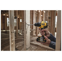 Ručná vŕtačka používaná na vŕtanie otvoru do dreva