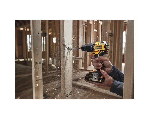 Ručná vŕtačka používaná na vŕtanie otvoru do dreva