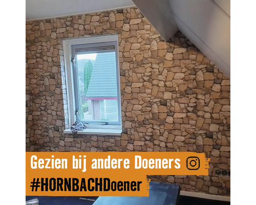 Izba s tapetou so vzorom kameňa a oknom