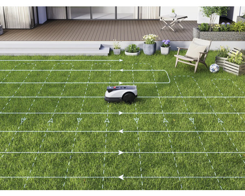 Robotická kosačka na trávniku so vzorom kosenia