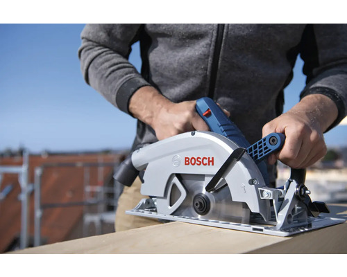 Muž reže drevenú dosku ponornou pílou Bosch