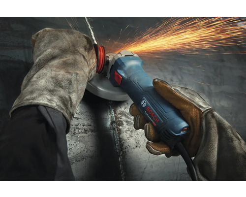 Osoba brúsi kov brúskou a ochrannými rukavicami, pričom vznikajú iskry. Logo Bosch.